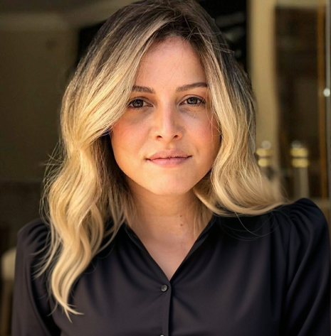 Fabíola Silva Christofolli - Mulher loira sorrindo levemente