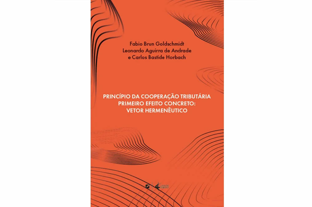 Imagem de um livro laranja do sócio fundador Fabio Goldschmidt com o título "Princípio da Cooperação Tributária, primeiro efeito concreto: Vetor Hermenêutico"